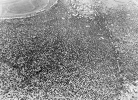 Skats no gaisa uz Altamontas festivāla dalībniekiem. Altamontas ātrumtrase, ASV, 06.12.1969.