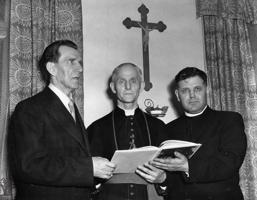 No kreisās: Jānis Rubulis, bīskaps Boļeslavs Sloskāns un prāvests Kazimīrs Vilnis. Stokholma, Zviedrija, 03.1956.
