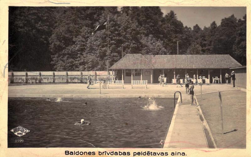 Brīvdabas peldētava, kuru uzcēla Baldones Labierīcības biedrība. Ap 1930. gadu.