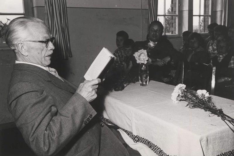 Jānis Jaunsudrabiņš lasa savu darbu fragmentus. Vācija, ap 1958. gadu.