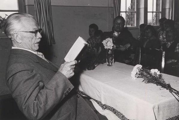 Jānis Jaunsudrabiņš lasa savu darbu fragmentus. Vācija, ap 1958. gadu.