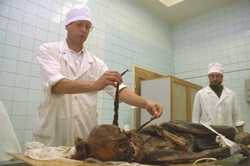 Sibīrijā uzietas karavīra mūmijas izpēte. Maskava, 1995. gads.