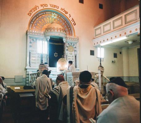 Dievkalpojums Rīgas sinagogā Peitavas ielā 6/8. 1988. gads.