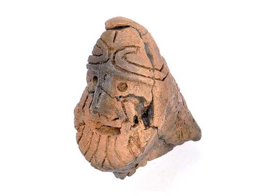 1. attēls. Keramikas figūriņas galva no Ģipkas A apmetnes (Rojas novads, Latvija).