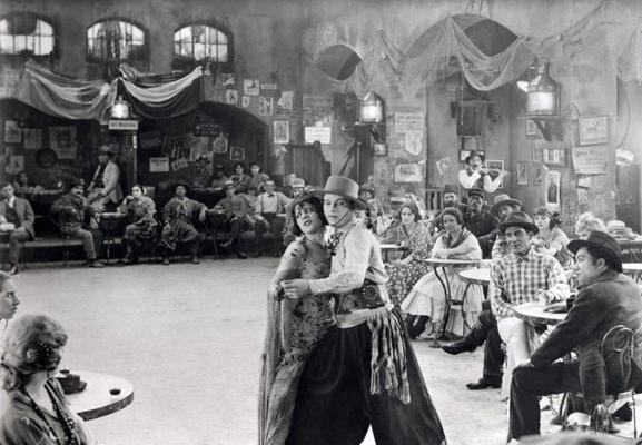 Rūdolfs Valentīno un Beatrise Domingesa (Beatrice Dominguez) filmā "Četri apokalipses jātnieki". ASV, 1921. gads.