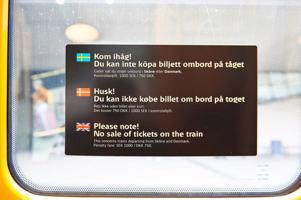 Brīdinājuma zīme zviedru, dāņu un angļu valodā ar tekstu "Lūdzu, ņemiet vērā! Vilcienā biļetes nepārdod". Malme, Zviedrija, 27.04.2013.