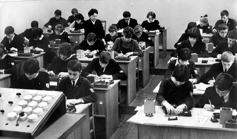 Daugavpils 3. vidusskolas 10. klases skolēni elektrotehnikas stundā. 1968. gads.