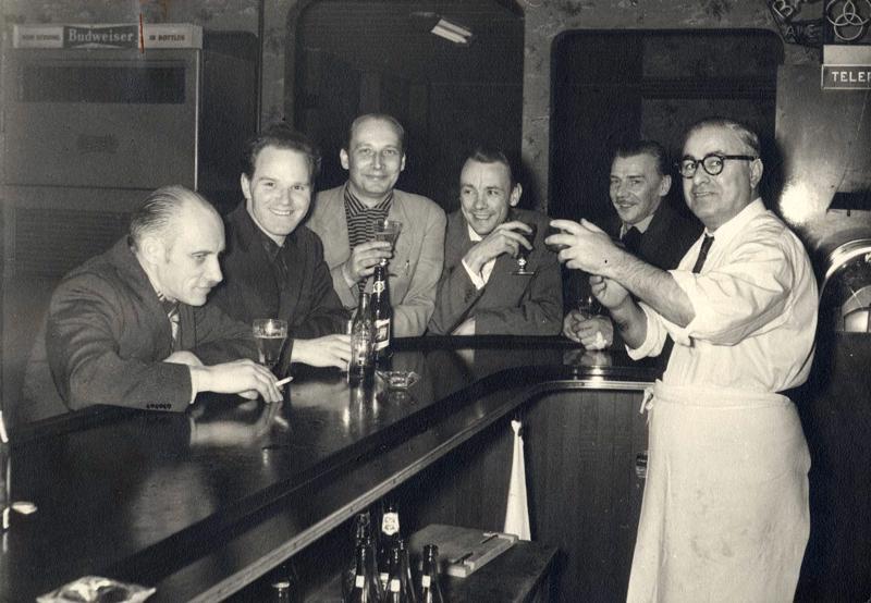 No kreisās: V. Kalve, Linards Tauns, Teodors Zeltiņš, Gunars Saliņš, Fridrihs Milts pie bāra letes. 20. gs. 50./60. gadi.