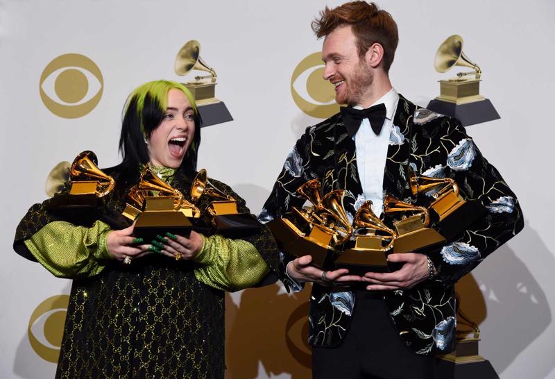Billija Ailiša un viņas brālis mūzikas producents Finiess O'Konels (Finneas O'Connell) ar balvām 62. Grammy balvas pasniegšanas ceremonijā. Losandželosa, 26.01.2020.