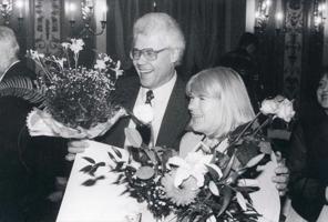 Roze Stiebra un Ansis Bērziņš, saņemot Spīdolas balvu 1995. gads.