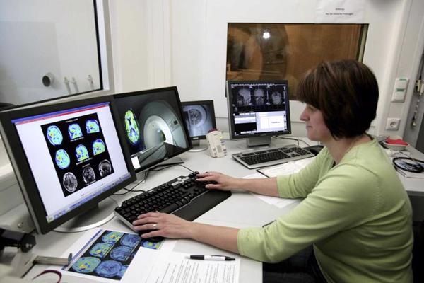 Magnētiskās rezonanses tomogrāfa (MRT) kontroles telpa, izmeklējot pacientu ar smadzeņu audzēju. Jūlihas pētījumu centrs (Forschungszentrum Jülich), Vācija, 2009. gads.