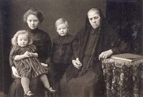 Emīla Dārziņa sieva Marija ar bērniem Volfgangu un Laimu Tatjanu un E. Dārziņa māti Mariju. 1910.–1911. gads.
