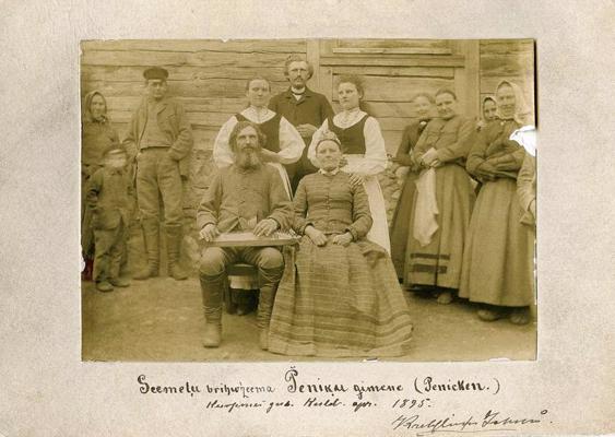 Peniķu ģimene. Kuldīgas apriņķa Turlavas pagasta Ziemeļu ciems. 1895. gads.