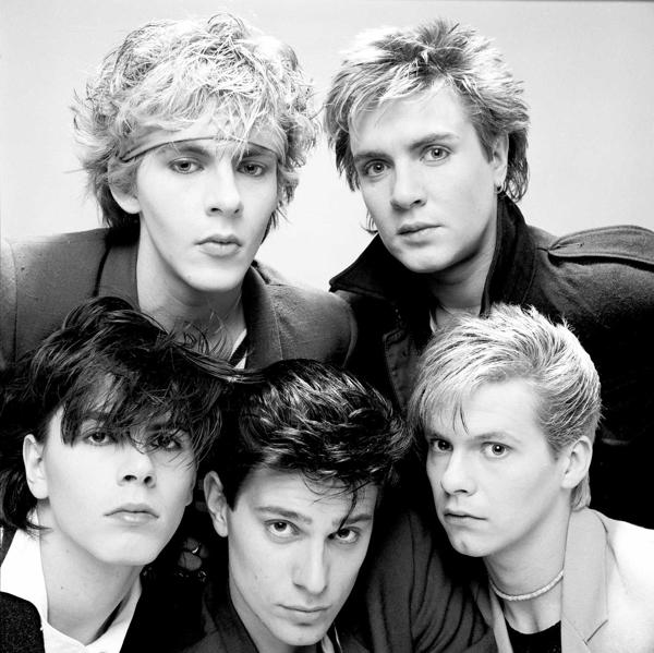 Grupa Duran Duran. Londona, 1981. gads. No kreisās aizmugurē: Niks Rodss un Saimons Lebons. No kreisās priekšā: Džons Teilors, Rodžers Teilors un Endijs Teilors.
