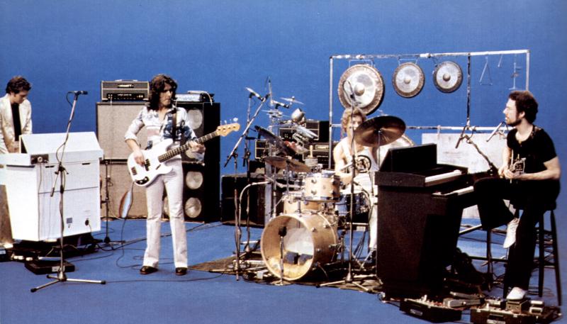 King Crimson uzstājas TV šovā. Francija, 1974. gads.