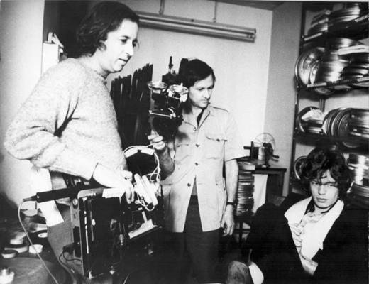 No kreisās: brāļi Alberts un Deivids Meisli un dziedātājs Miks Džegers (Mick Jagger) filmas "Patvērums!" uzņemšanas laikā. 1970. gads. 
