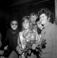 "Holivudas vampīri" – no kreisās: Džons Lenons, Harijs Nilsons, Aliss Kūpers un Mikijs Dolenzs, svinot Pateicības dienu ar dziedātāju Ennu Mareju (Anne Murray, priekšplānā ar ziediem) naktsklubā Troubadour. Losandželosa, ASV, 21.11.1973.