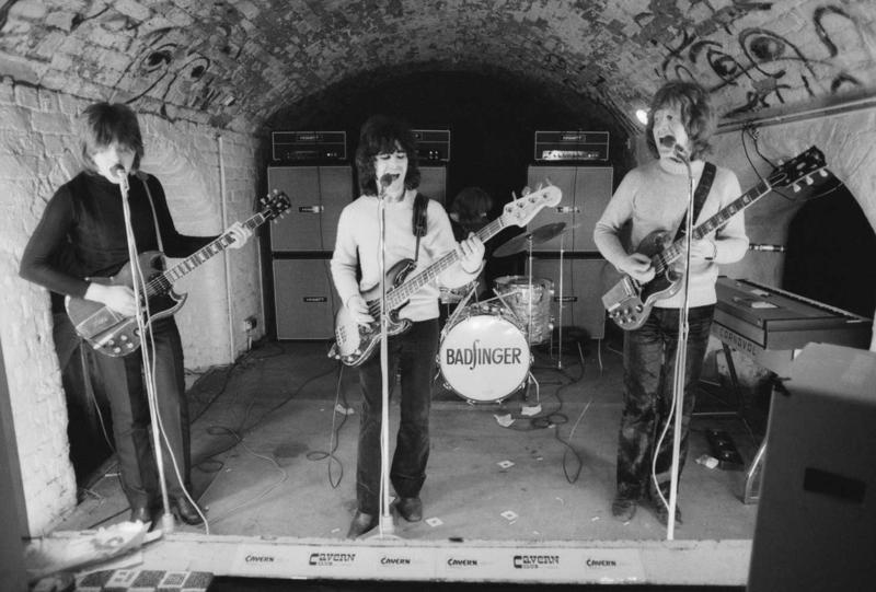 Grupas Badfinger uzstāšanās Liverpūles klubā The Cavern. No kreisās: Džojs Molends, Toms Evanss, Maiks Gibinss un Pīts Hems. 20. gs. 70. gadi.