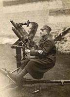 3. Jelgavas kājnieku pulka virsleitnants Jānis Indāns pie pusautomātiskā zenītlielgabala. 1919. gads.