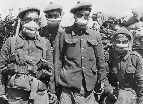 Britu ekspedīcijas karaspēks Rietumu frontē, 1914.–1915. gads. 6. divīzijas 19. brigādes 2. bataljona Argilas un Sazerlendas kalnieši Buāgrenjē sektorā ar kokvilnas respiratoriem.