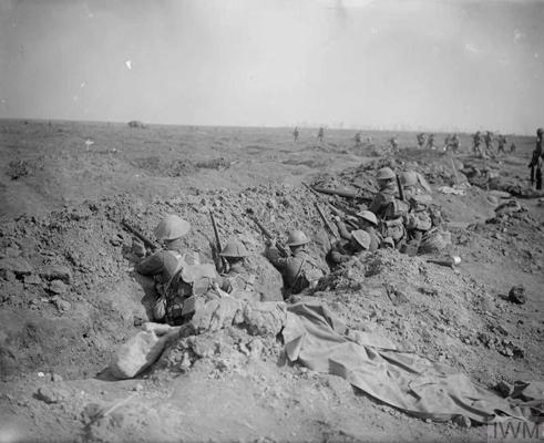 Britu kājnieki gaida savu uzbrukuma kārtu. Gijmonas kauja, 03.–06.09.1916.