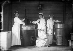 Pirmā Vīnes tautas virtuves apvienība. Vīnes Biedrības vadošo dāmu grupa Ziemeļu stacijā. 1914. gads.