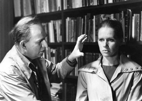 Ingmars Bergmans dod norādījumus aktrisei Līvai Ulmanei, uzņemot filmu "Seju pret seju" (Ansikte mot Ansikte). 1976. gads.