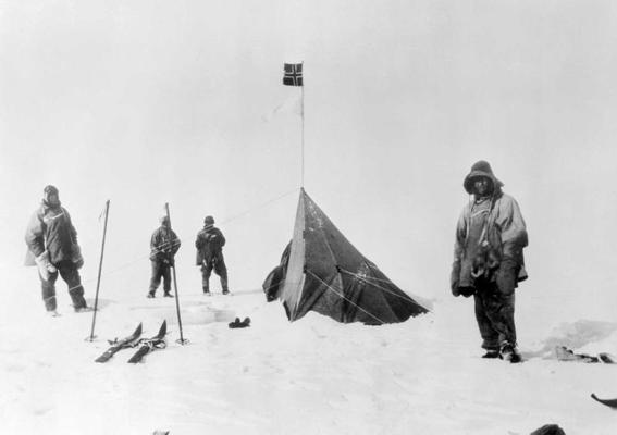 Britu jūrnieks un polārpētnieks Roberts Falkons Skots (Robert Falcon Scott; no labās) ar savas ekspedīcijas dalībniekiem pie norvēģu polārpētnieka Roalda Amundsena (Roald Amundsen) telts.