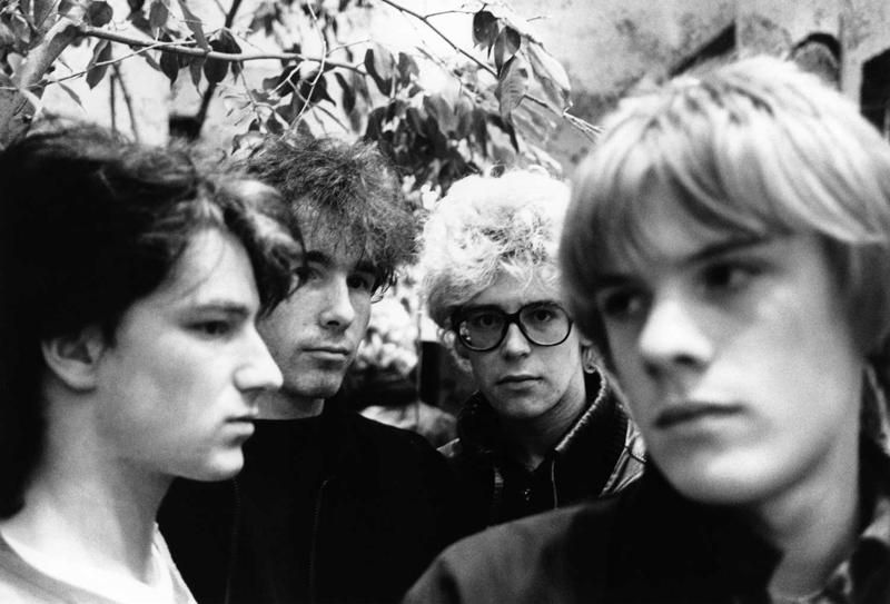 No kreisās: Bono, Edžs, Ādams Kleitons un Lerijs Malens jaunākais. Beļģija, 1980. gads.