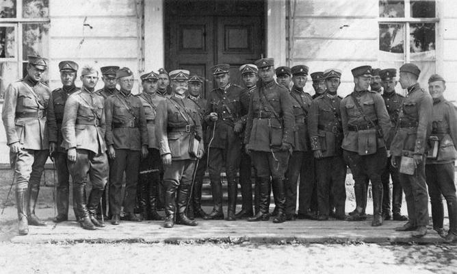 Kara akadēmisko kursu klausītāji un pasniedzēji pie Virsnieku kluba Daugavpils cietoksnī. 1928. gads. Pirmajā rindā piektais no labās – ģenerālis Mārtiņš Vācietis.