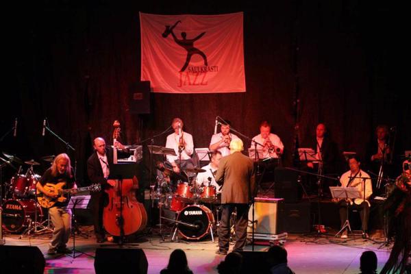 Orķestris "Mirage Jazz Orchestra" piedalās džeza festivāla "Saulkrasti Jazz 2006" noslēguma koncertā Saulkrastu Brīvdabas estrādē. 30.07.2006.