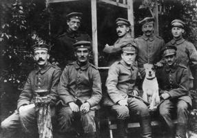 Ādolfs Hitlers (pirmajā rindā pirmais no kreisās) ar Vācijas armijas 16. Bavārijas rezerves kājnieku pulka karavīriem. Francija, 1916. gads.