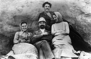 Rakstnieks Ernests Birznieks-Upītis (sēž centrā) kopā ar draugiem Kaukāza kalnos. 1905.–1910. gads.