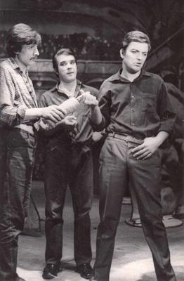 No kreisās: Zigurds Neimanis, Edgars Girgensons un Ģirts Jakovļevs iestudējumā “Aijā, žūžū, bērns kā lācis”. 1968. gads.