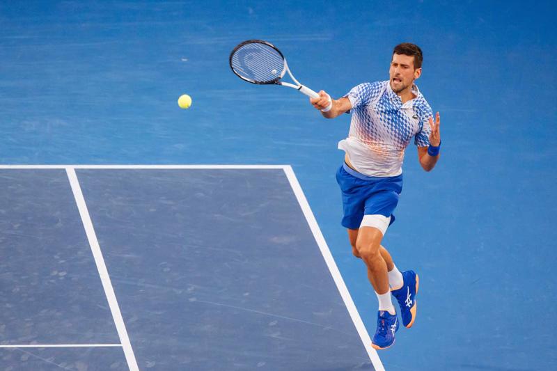 Serbs Novaks Džokovičs spēlē pret Aleksu de Minoru (Alex de Minaur, Austrālija) ceturtās kārtas spēlē Australian Open Melburnas parka kortos. 23.01.2023.