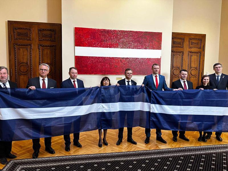 Latviešu vēsturiskās zemes Latgales karoga pasniegšana pēc Latvijas Republikas Saeimas 2023. gada 27. aprīļa ārkārtas sēdes.