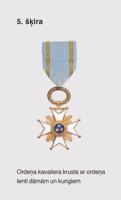 Triju Zvaigžņu ordenis. 5. šķira: Ordeņa kavaliera krusts ar ordeņa lenti dāmām un kungiem.