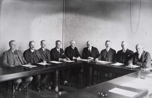 Kārlo Juho Stolbergs (no kreisās piektais) Nacionālās progresīvās partijas parlamenta grupā. Helsinki, Somija, 1933. gads.
