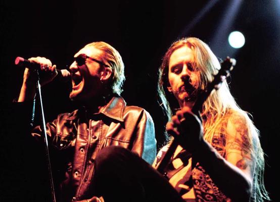 No kreisās: Leins Steilijs (Layne Staley) un Džerijs Kentrels (Jerry Cantrell) no Alice in Chains koncertā Sanhosē, Kalifornijā. ASV, 11.04.1993.