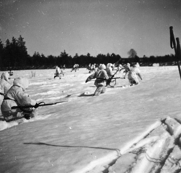 Somu karavīri aizsargtērpos Ziemas kara laikā. 20.01.1940.