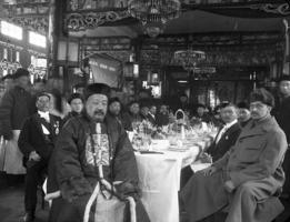 Gustavs Mannerheims Kansu (Gansu) vicekaraļa vakariņās templī ekspedīcijas laikā no Turkestānas uz Pekinu. 1906.–1908. gads. Laņdžou, Ķīna.