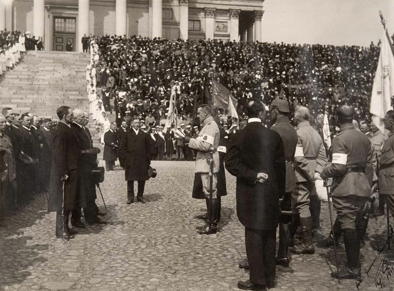 Ģenerālis Gustavs Mannerheims (Carl Gustaf Emil Mannerheim) uzrunā parlamenta deputātus Somijas pilsoņu kara uzvaras parādē. Helsinki, Somija, 16.05.1918.
