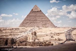 Senās Ēģiptes celtniecības augsto tehnoloģiju apliecinājums – viena no Gīzas piramīdām. Ēģipte, 2014. gads.