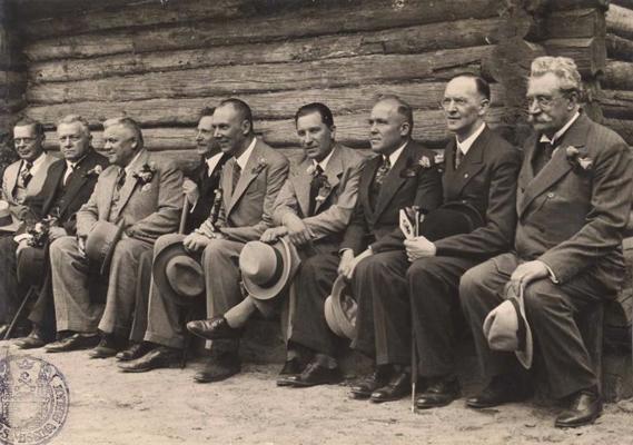 Ministru kabineta locekļi pie Latgales senās dūmu istabas. Brīvdabas muzejs, Rīga, 17.07.1935.