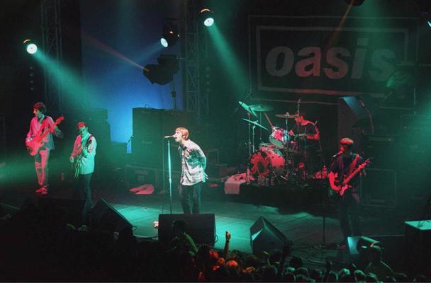 Grupa Oasis uzstājas Blekpūlā. Lielbritānija, 1995. gads.
