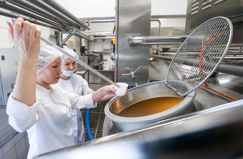 Sernuras siera ražotnes darbinieces ņem paraugus kvalitātes kontrolei. Krievija, 2018. gads.