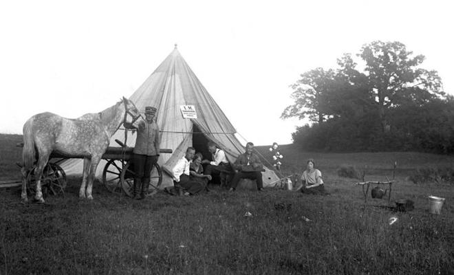 Ernesta Brastiņa (baltā kreklā sēž telts ejā) vadīta pilskalnu uzmērīšanas ekspedīcija pie Višķiem. 1925. gads.