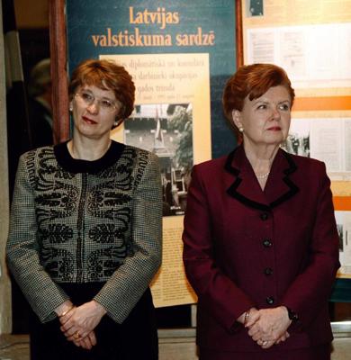 Ārlietu ministre Sandra Kalniete un Valsts prezidente Vaira Vīķe-Freiberga atklāj izstādi, atzīmējot Latvijas Republikas starptautiskās atzīšanas (de jure) 83. gadadienu Ārlietu ministrijas konferenču zālē. 28.01.2004.
