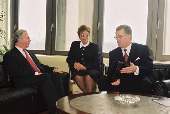Latvijas Valsts prezidents Guntis Ulmanis pieņemšanā pie Eiropas Komisijas prezidenta Žaka Santēra. Brisele, 26.03.1996.