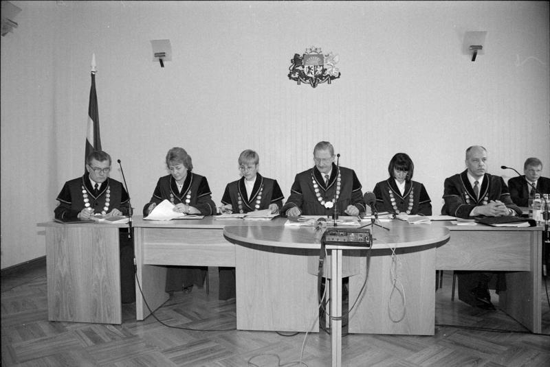Pirmās Satversmes tiesas lietas izskatīšana. Rīga, 28.04.1997.